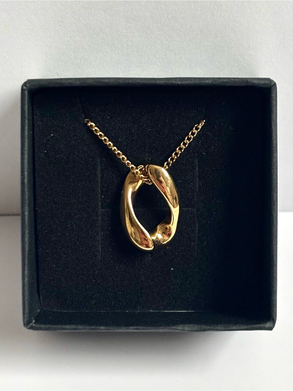 Gold pendant necklace